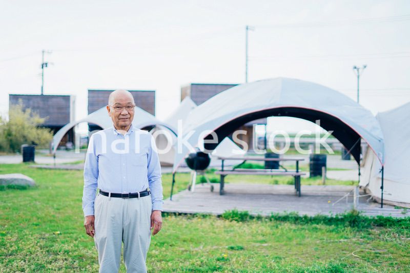 アウトドアを楽しむ高齢の男性