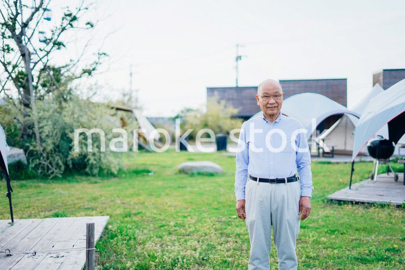 アウトドアを楽しむ高齢の男性