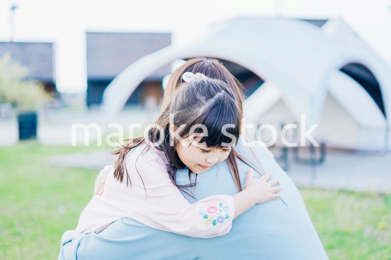 女の子を抱っこするお母さん