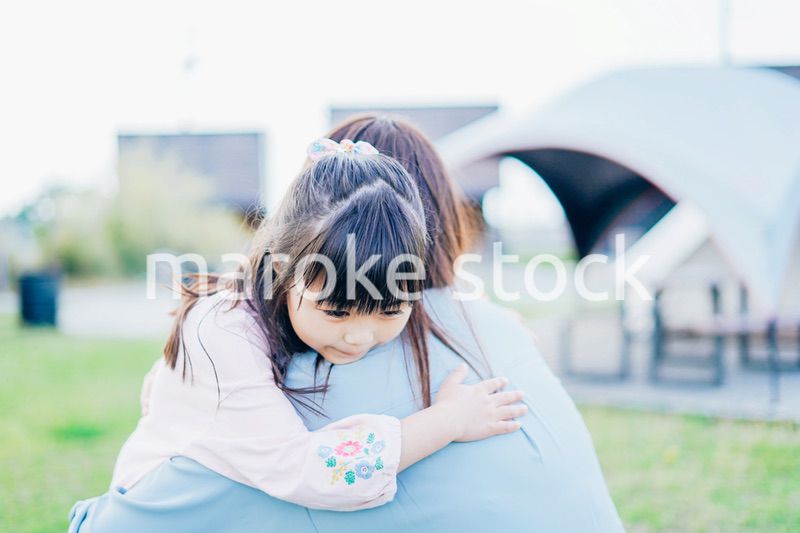 女の子を抱っこするお母さん