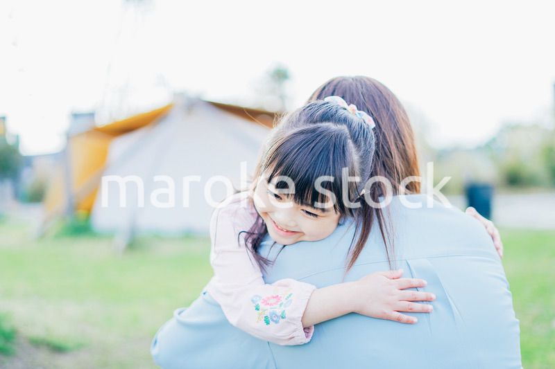 女の子を抱っこするお母さん