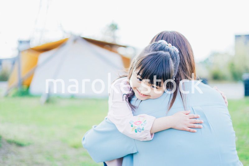 女の子を抱っこするお母さん