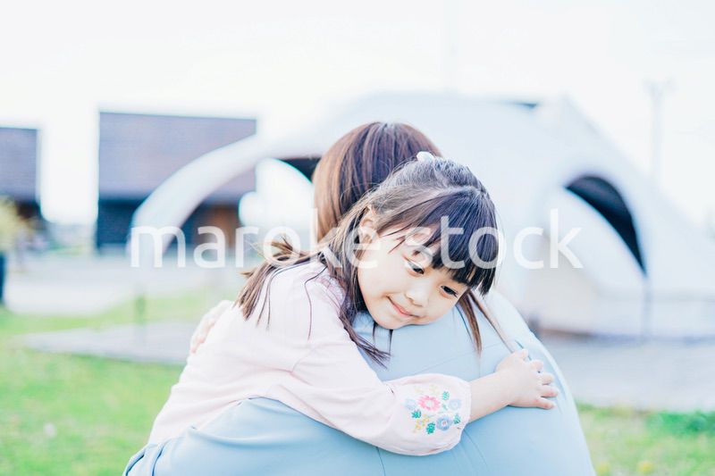 女の子を抱っこするお母さん