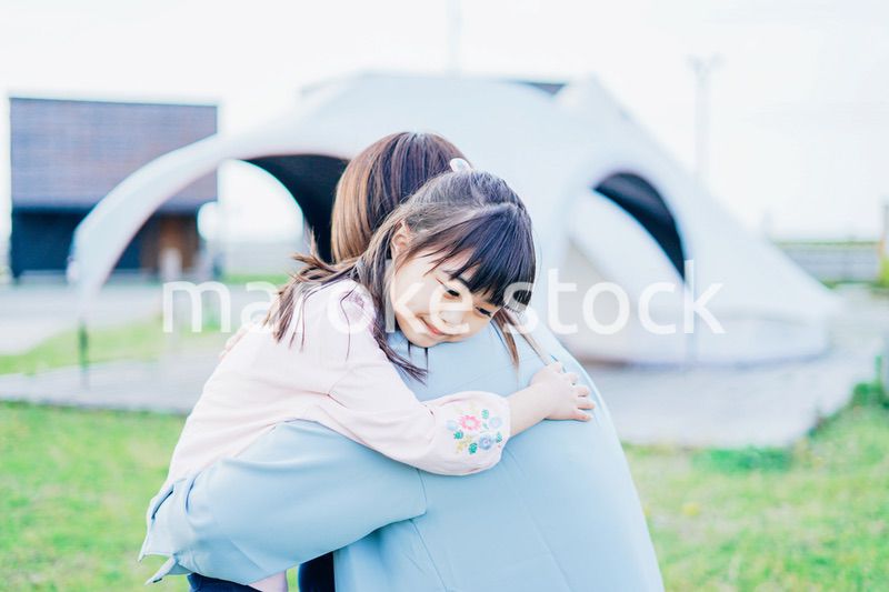 女の子を抱っこするお母さん