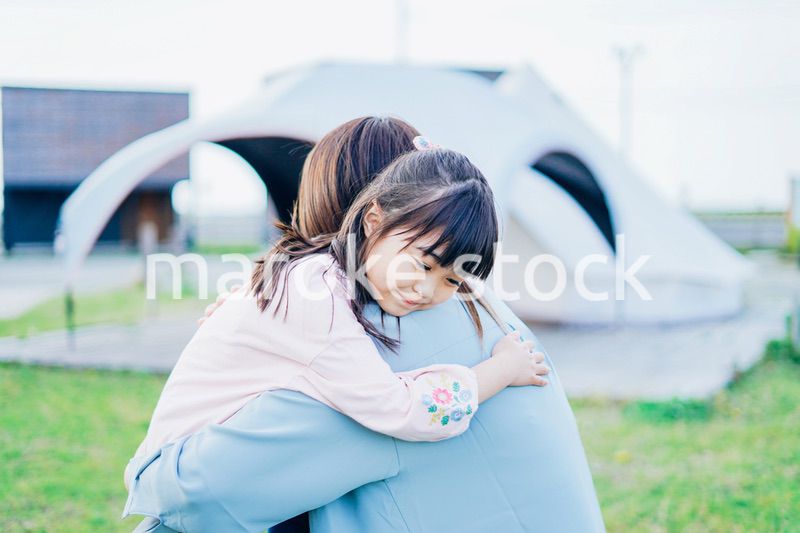 女の子を抱っこするお母さん