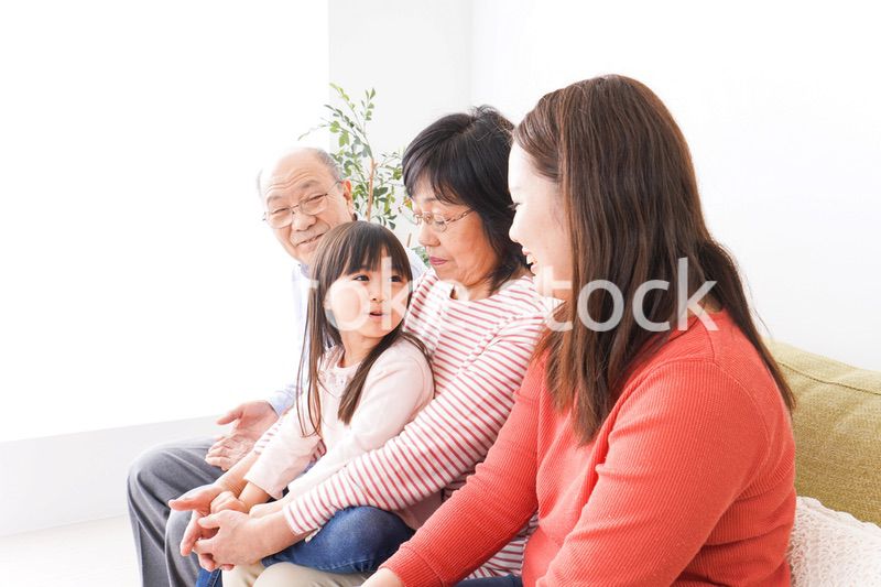 幸せな家族の集合写真