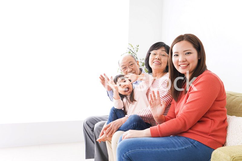 幸せな家族の集合写真