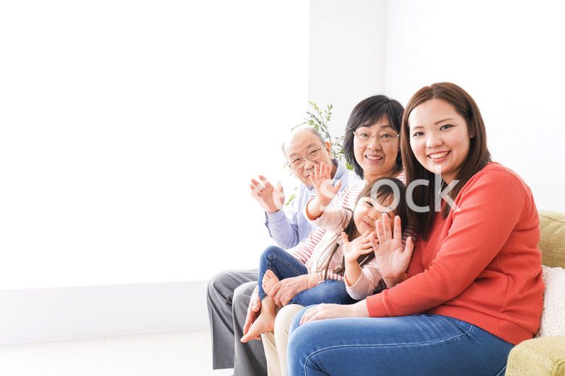 幸せな家族の集合写真