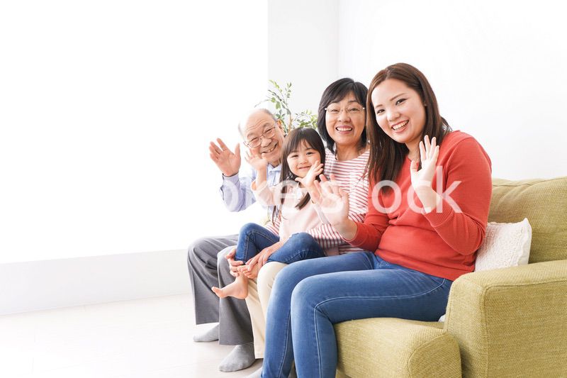 幸せな家族の集合写真