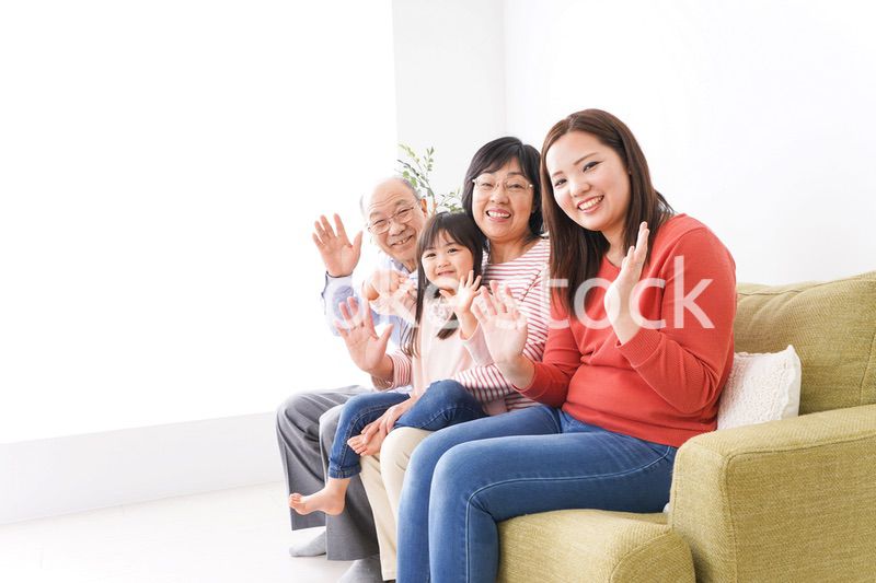 幸せな家族の集合写真