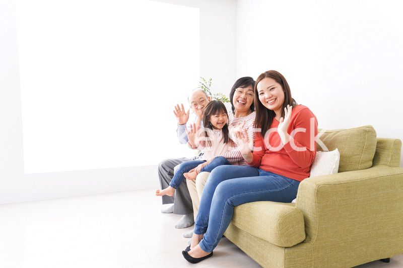 幸せな家族の集合写真