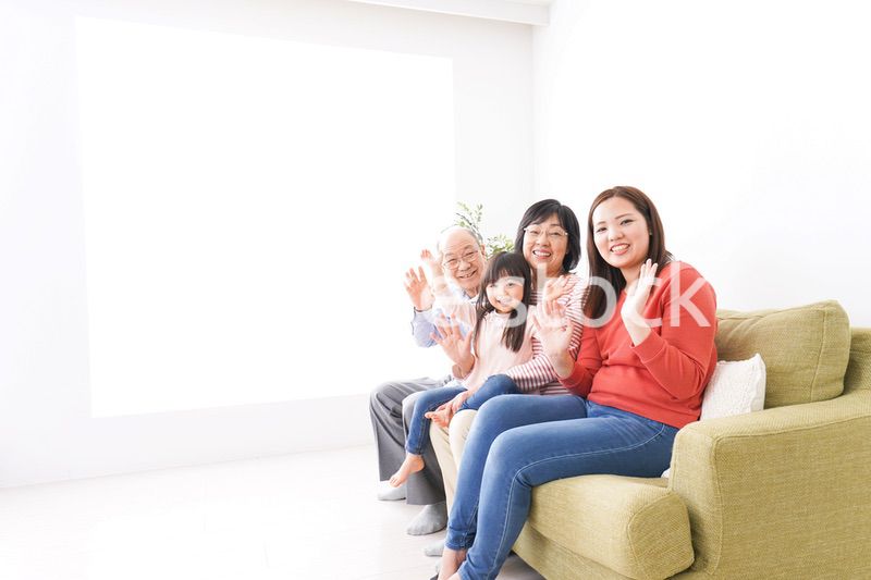 幸せな家族の集合写真