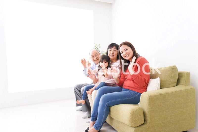 幸せな家族の集合写真