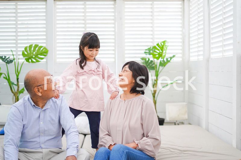 祖父母の家にお泊りをする小さな女の子