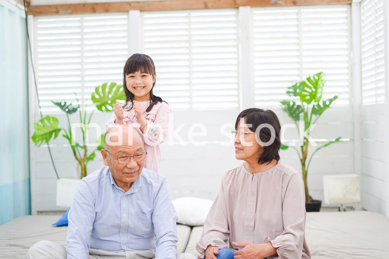 祖父母の家にお泊りをする小さな女の子