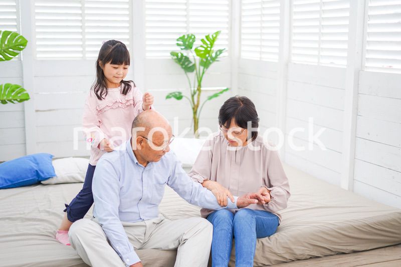 祖父母の家にお泊りをする小さな女の子