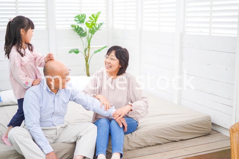 祖父母の家にお泊りをする小さな女の子