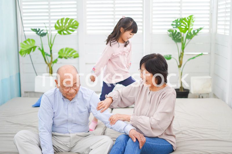 祖父母の家にお泊りをする小さな女の子