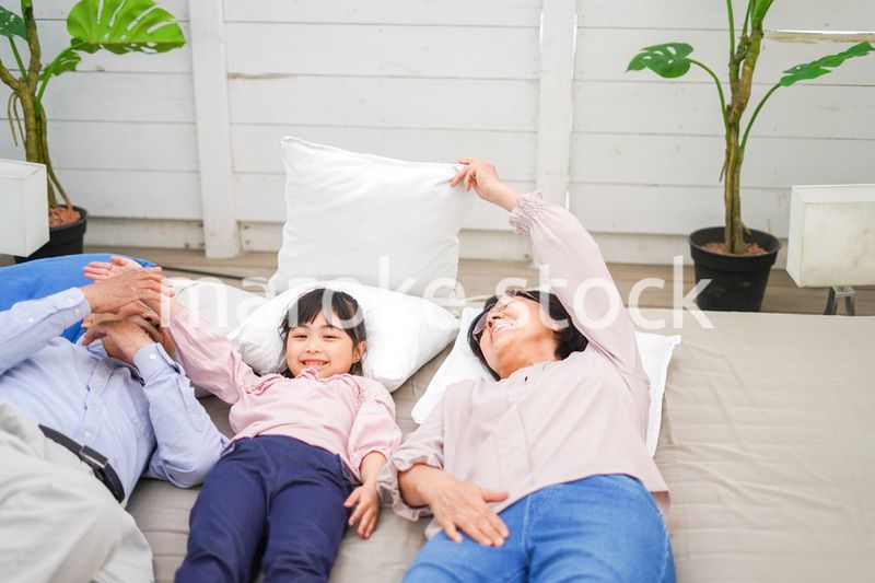 祖父母の家にお泊りをする小さな女の子