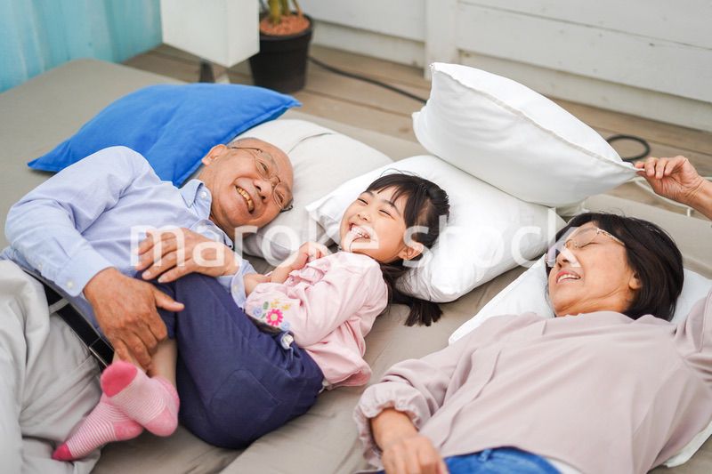 祖父母の家にお泊りをする小さな女の子