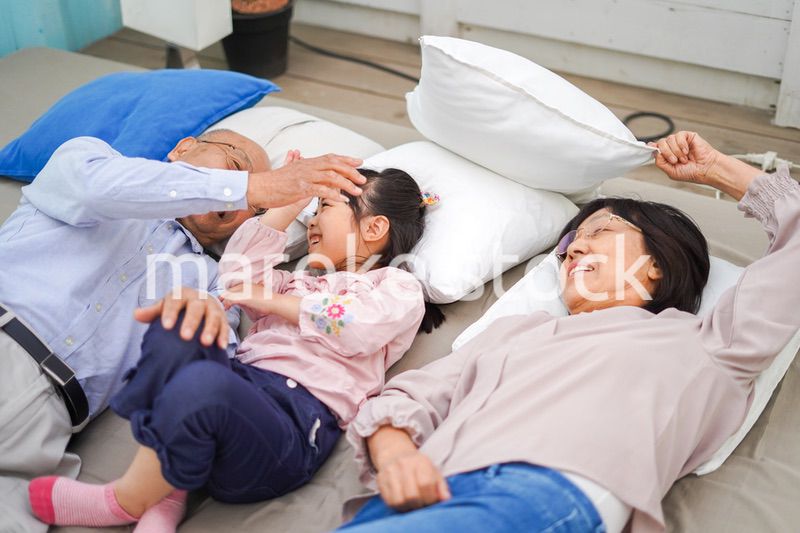 祖父母の家にお泊りをする小さな女の子