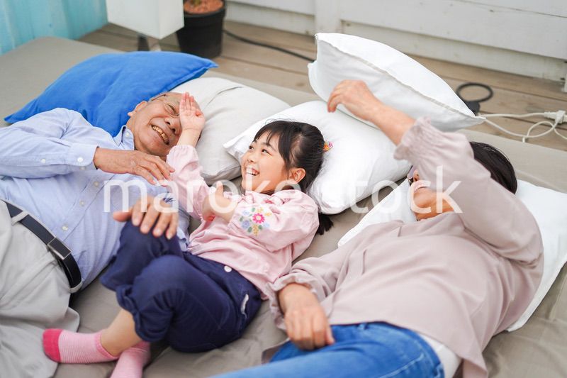 祖父母の家にお泊りをする小さな女の子