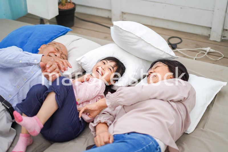 祖父母の家にお泊りをする小さな女の子