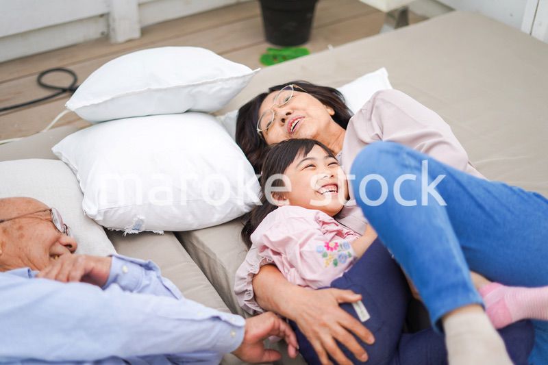 祖父母の家にお泊りをする小さな女の子