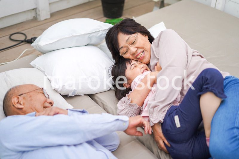 祖父母の家にお泊りをする小さな女の子