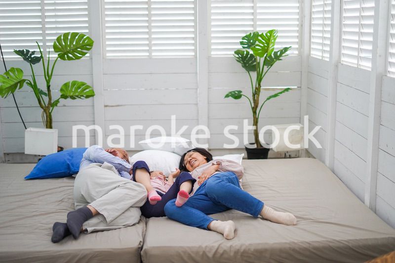 祖父母の家にお泊りをする小さな女の子