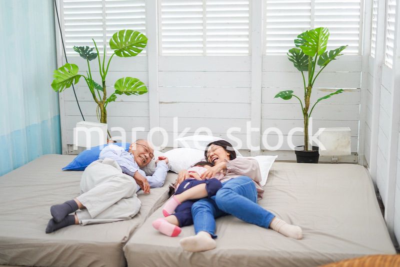 祖父母の家にお泊りをする小さな女の子