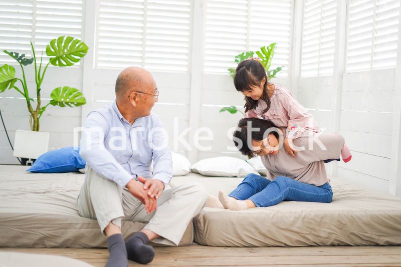 祖父母の家にお泊りをする小さな女の子