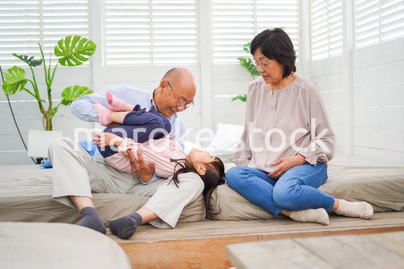 祖父母の家にお泊りをする小さな女の子