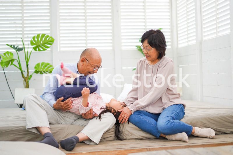 祖父母の家にお泊りをする小さな女の子