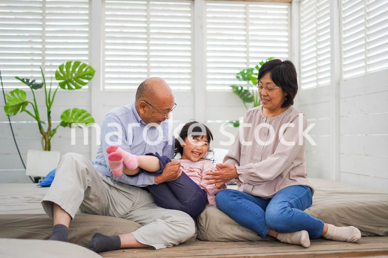 祖父母の家にお泊りをする小さな女の子