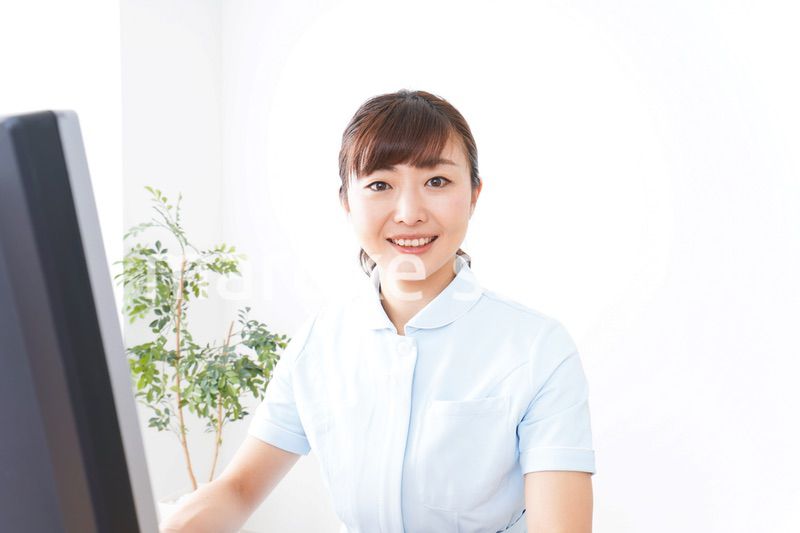 デスクワークをする看護師