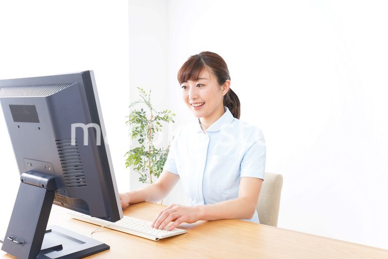 デスクワークをする看護師