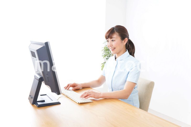 デスクワークをする看護師