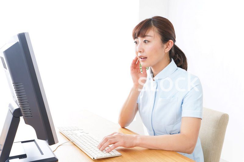 デスクワークをする看護師