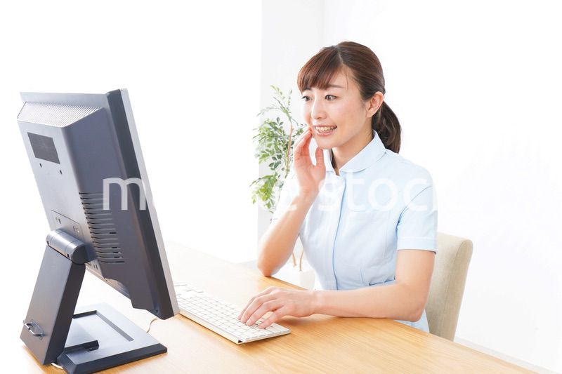 デスクワークをする看護師