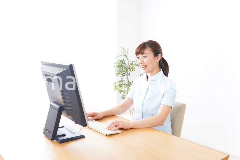 デスクワークをする看護師