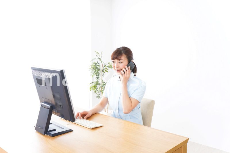 デスクワークをする看護師