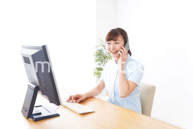 デスクワークをする看護師