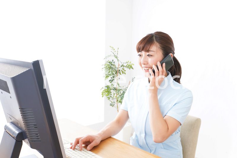 デスクワークをする看護師