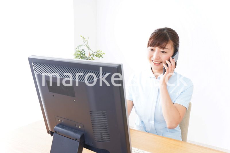 デスクワークをする看護師