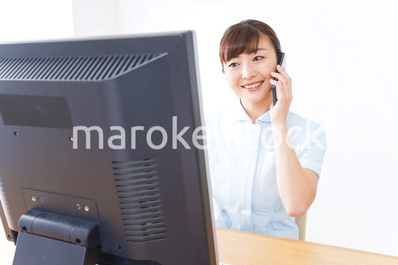 デスクワークをする看護師