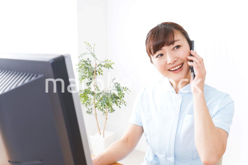 デスクワークをする看護師