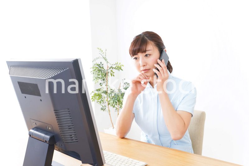 デスクワークをする看護師
