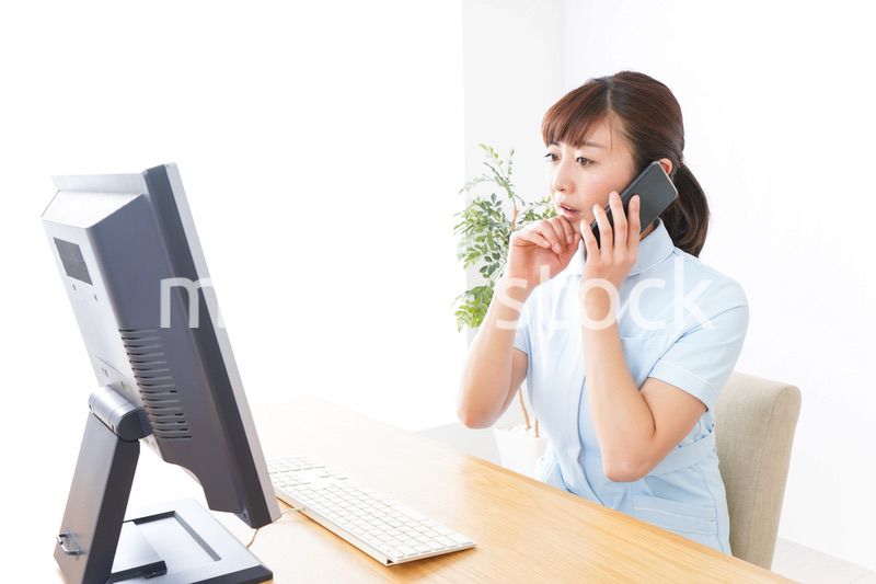 デスクワークをする看護師