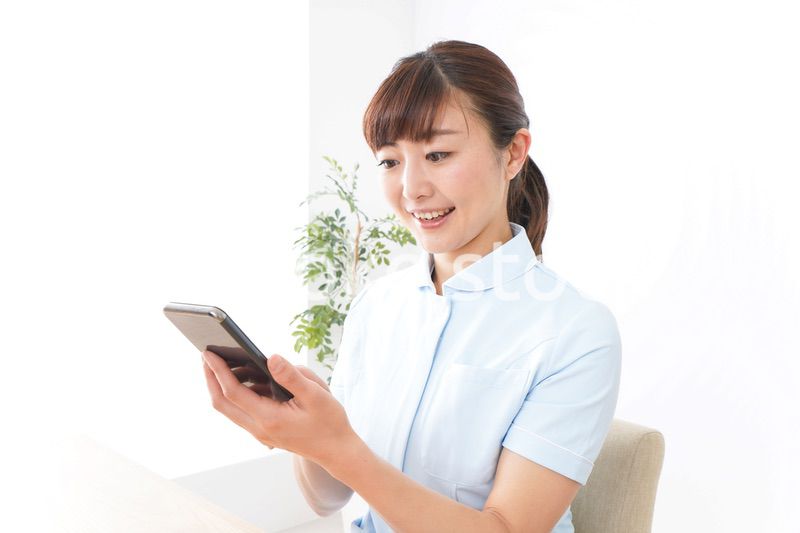 デスクワークをする看護師